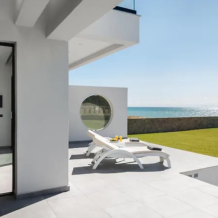 Seafront Nafsika - Private Heated Infinity Pool - Direct Access To The - Play Area Вилла