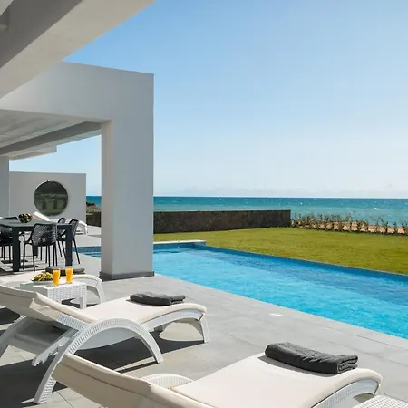 Seafront Nafsika - Private Heated Infinity Pool - Direct Access To The - Play Area Villa