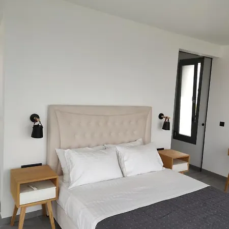 Villa Seafront Nafsika - Private Heated Infinity Pool - Direct Access To The - Play Area Halikúnasz