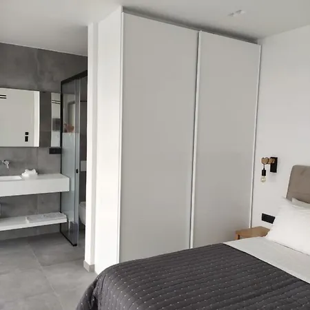 Seafront Nafsika - Private Heated Infinity Pool - Direct Access To The - Play Area