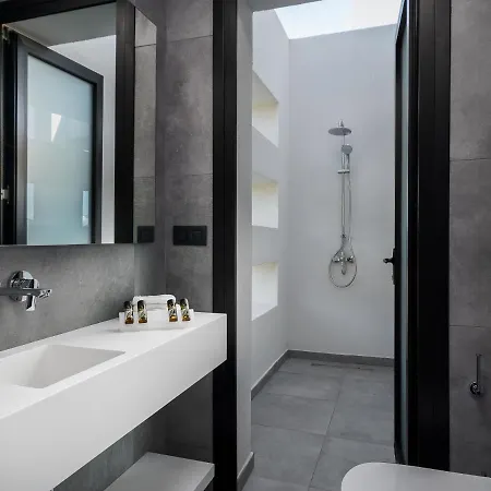 Seafront Nafsika - Private Heated Infinity Pool - Direct Access To The - Play Area Villa