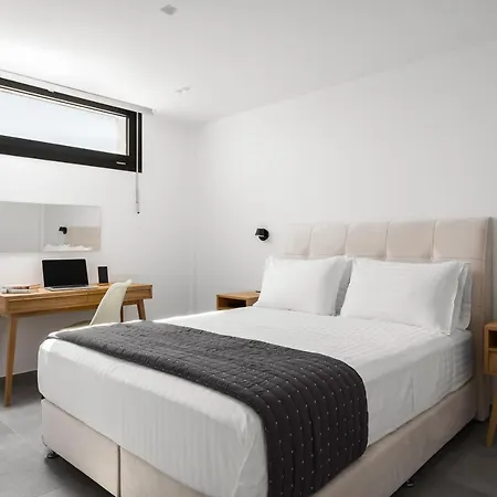 Seafront Nafsika - Private Heated Infinity Pool - Direct Access To The - Play Area