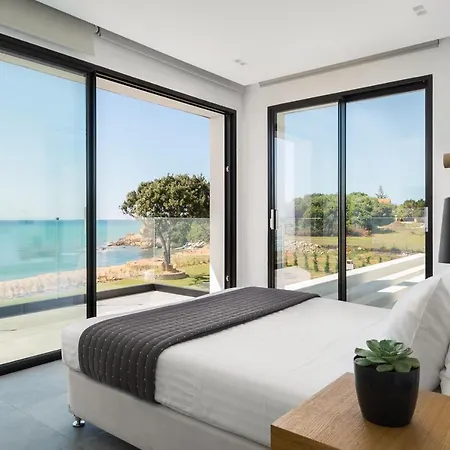 Seafront Nafsika - Private Heated Infinity Pool - Direct Access To The - Play Area * Halikúnasz