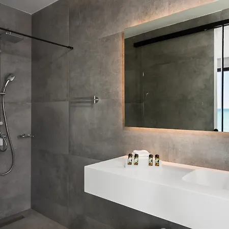 Seafront Nafsika - Private Heated Infinity Pool - Direct Access To The - Play Area