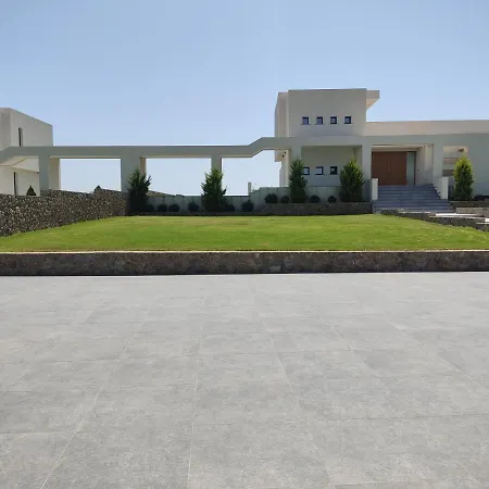 Seafront Nafsika - Private Heated Infinity Pool - Direct Access To The - Play Area