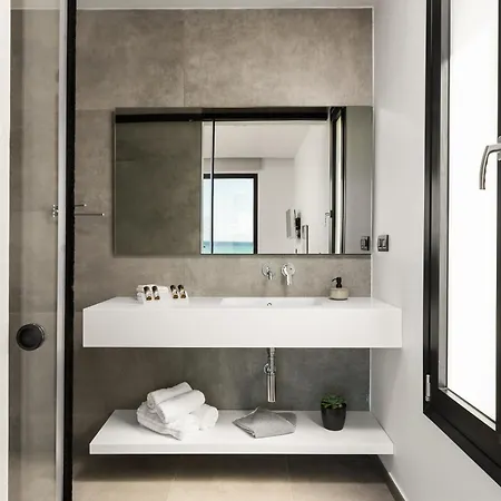 Seafront Nafsika - Private Heated Infinity Pool - Direct Access To The - Play Area Villa