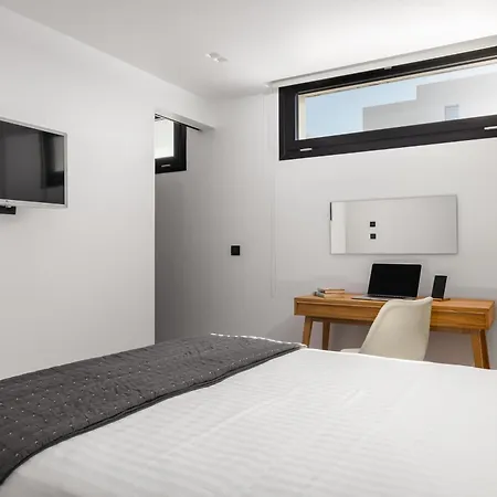 Seafront Nafsika - Private Heated Infinity Pool - Direct Access To The - Play Area Villa Halikúnasz