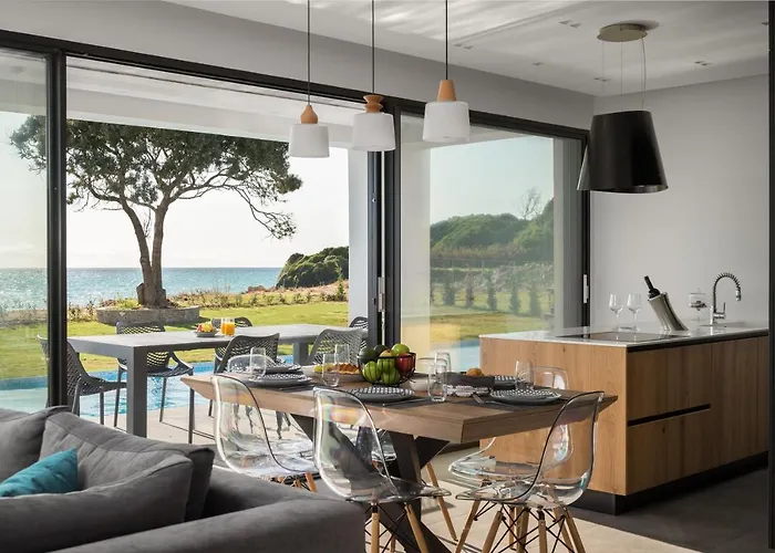 Seafront Nafsika - Private Heated Infinity Pool - Direct Access To The - Play Area וילה *