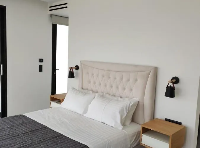 וילה Seafront Nafsika - Private Heated Infinity Pool - Direct Access To The - Play Area