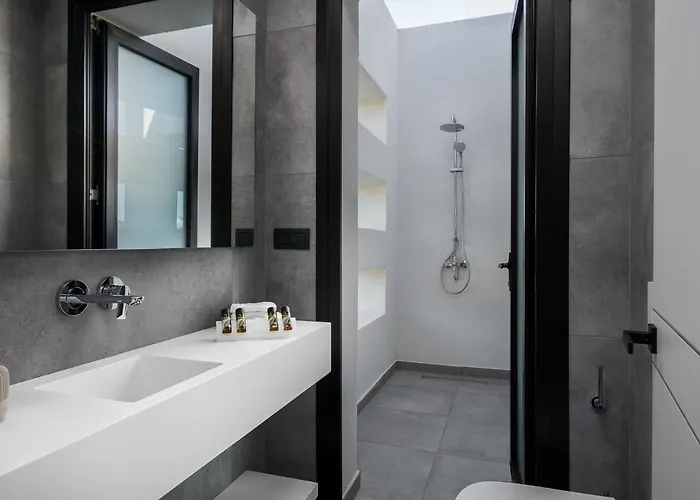 Seafront Nafsika - Private Heated Infinity Pool - Direct Access To The - Play Area וילה