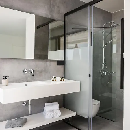 Seafront Nafsika - Private Heated Infinity Pool - Direct Access To The - Play Area *