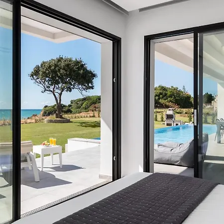 Seafront Nafsika - Private Heated Infinity Pool - Direct Access To The - Play Area * Χαλικούνας