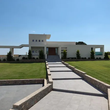 Seafront Nafsika - Private Heated Infinity Pool - Direct Access To The - Play Area Χαλικούνας