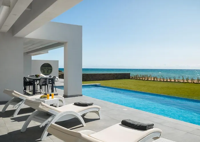 Seafront Nafsika - Private Heated Infinity Pool - Direct Access To The - Play Area Villa