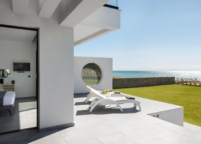 Seafront Nafsika - Private Heated Infinity Pool - Direct Access To The - Play Area فيلة