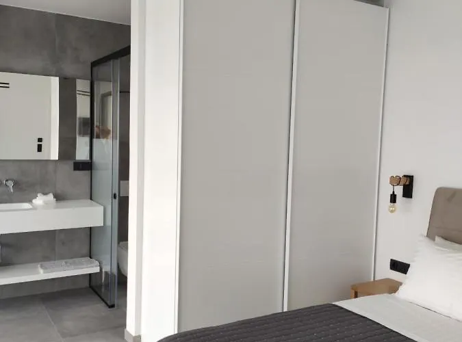 Seafront Nafsika - Private Heated Infinity Pool - Direct Access To The - Play Area