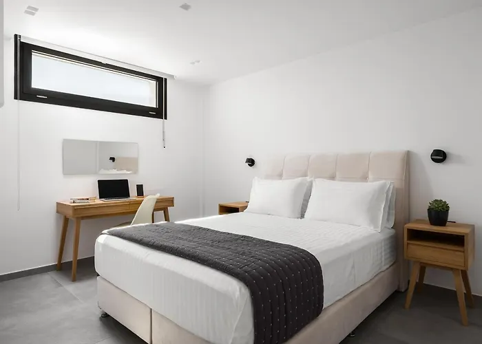 Seafront Nafsika - Private Heated Infinity Pool - Direct Access To The - Play Area