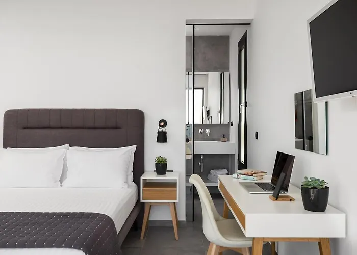 Villa Seafront Nafsika - Private Heated Infinity Pool - Direct Access To The - Play Area *