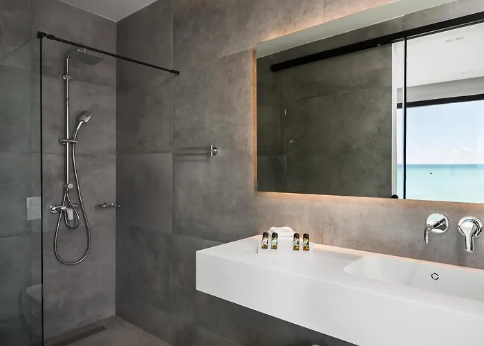 Seafront Nafsika - Private Heated Infinity Pool - Direct Access To The - Play Area