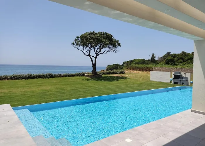 Villa Seafront Nafsika - Private Heated Infinity Pool - Direct Access To The - Play Area *