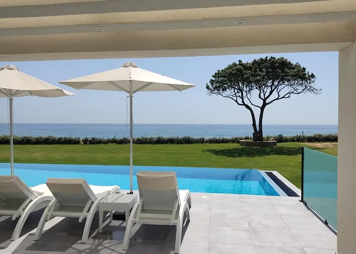 Seafront Nafsika - Private Heated Infinity Pool - Direct Access To The - Play Area *