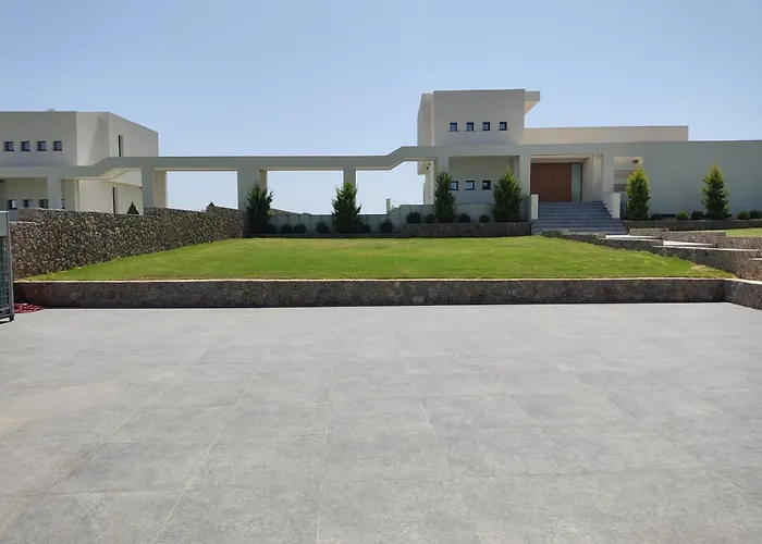 Seafront Nafsika - Private Heated Infinity Pool - Direct Access To The - Play Area