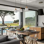 Seafront Nafsika - Private Heated Infinity Pool - Direct Access To The - Play Area Willa *