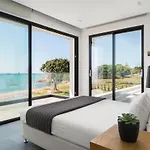 Seafront Nafsika - Private Heated Infinity Pool - Direct Access To The - Play Area * Halikounas