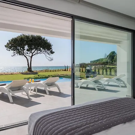 Seafront Nafsika - Private Heated Infinity Pool - Direct Access To The - Play Area Villa *